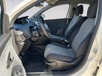 Lancia Ypsilon 1.2 Silver Evo II 51 kW (69 CV) 11 Lancia Ypsilon 1.2 Silver Evo II 51 kW (69 CV) 11