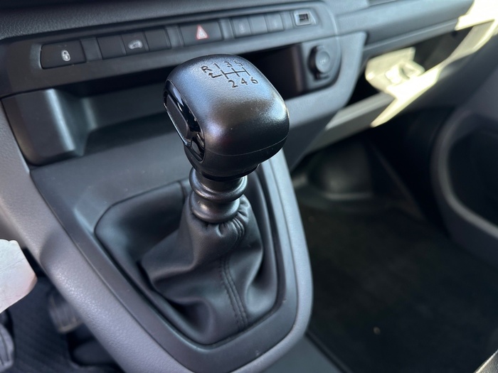 Peugeot Expert Furgon BlueHDi 120 S&S Pro Standard 88 kW (120 CV) Vehículo usado en Madrid Peugeot Expert Furgon BlueHDi 120 S&S Pro Standard 88 kW (120 CV) Vehículo usado en Madrid