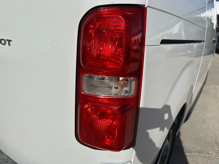 Peugeot Expert Furgon BlueHDi 120 S&S Pro Standard 88 kW (120 CV) Vehículo usado en Madrid Peugeot Expert Furgon BlueHDi 120 S&S Pro Standard 88 kW (120 CV) Vehículo usado en Madrid