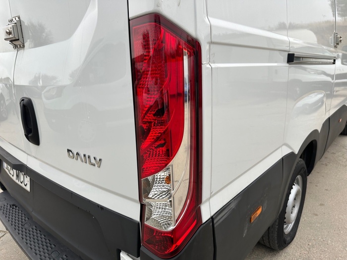 Iveco Daily Furgon 2.3 TD 35S 16 3520/H2 115 kW (156 CV) Vehículo usado en Madrid Iveco Daily Furgon 2.3 TD 35S 16 3520/H2 115 kW (156 CV) Vehículo usado en Madrid