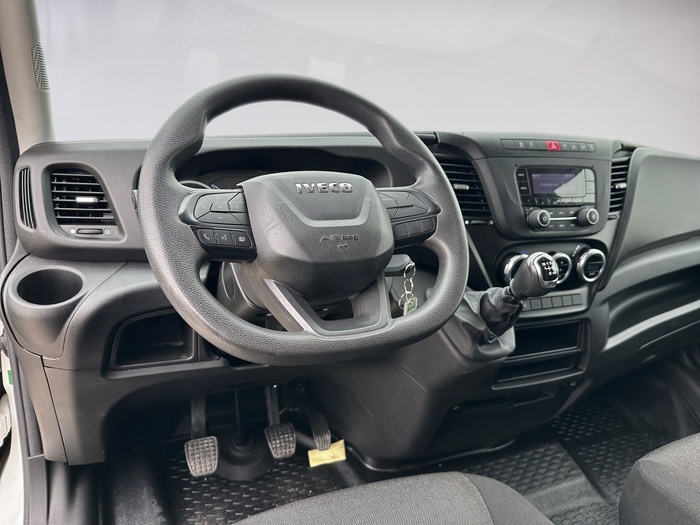 Iveco Daily Furgon 2.3 TD 35S 16 3520/H2 115 kW (156 CV) Vehículo usado en Madrid Iveco Daily Furgon 2.3 TD 35S 16 3520/H2 115 kW (156 CV) Vehículo usado en Madrid