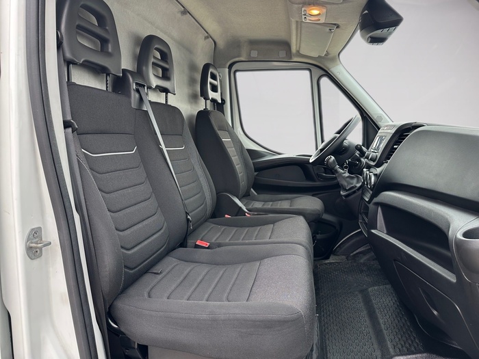 Iveco Daily Furgon 2.3 TD 35S 16 3520/H2 115 kW (156 CV) Vehículo usado en Madrid Iveco Daily Furgon 2.3 TD 35S 16 3520/H2 115 kW (156 CV) Vehículo usado en Madrid