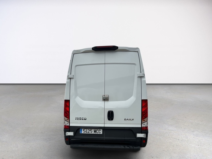 Iveco Daily Furgon 2.3 TD 35S 16 3520/H2 115 kW (156 CV) Vehículo usado en Madrid Iveco Daily Furgon 2.3 TD 35S 16 3520/H2 115 kW (156 CV) Vehículo usado en Madrid