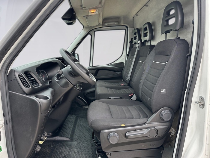 Iveco Daily Furgon 2.3 TD 35S 16 3520/H2 115 kW (156 CV) Vehículo usado en Madrid Iveco Daily Furgon 2.3 TD 35S 16 3520/H2 115 kW (156 CV) Vehículo usado en Madrid