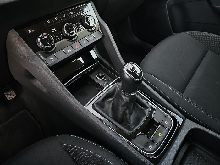 Skoda Karoq 1.0 TSI Ambition 81 kW (110 CV) Vehículo usado en Madrid Skoda Karoq 1.0 TSI Ambition 81 kW (110 CV) Vehículo usado en Madrid