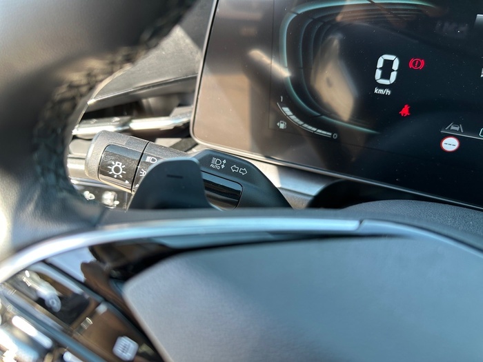 Kia Niro 1.6 GDi HEV Híbrido Drive 104 kW (141 CV) Vehículo usado en Madrid Kia Niro 1.6 GDi HEV Híbrido Drive 104 kW (141 CV) Vehículo usado en Madrid