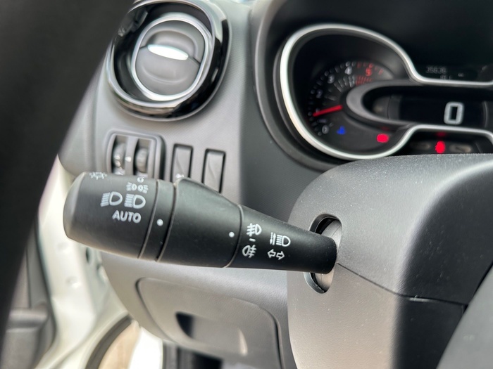 Renault Trafic Furgon 27 L1H1 Energy Blue dCi 88 kW (120 CV) Vehículo usado en Madrid Renault Trafic Furgon 27 L1H1 Energy Blue dCi 88 kW (120 CV) Vehículo usado en Madrid