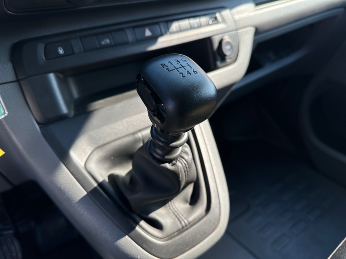 Peugeot Expert Furgon BlueHDi 120 S&S Pro Standard 88 kW (120 CV) Vehículo usado en Madrid Peugeot Expert Furgon BlueHDi 120 S&S Pro Standard 88 kW (120 CV) Vehículo usado en Madrid