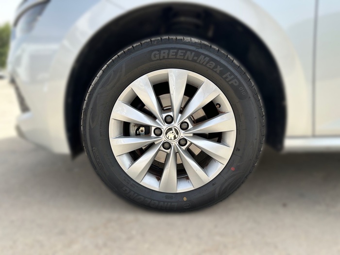 Skoda Kamiq 1.0 TSI Emotion DSG 81 kW (110 CV) Vehículo usado en Madrid Skoda Kamiq 1.0 TSI Emotion DSG 81 kW (110 CV) Vehículo usado en Madrid