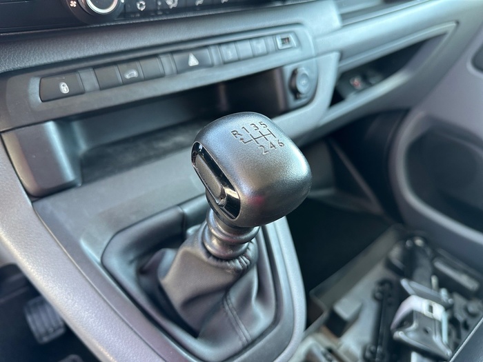 Peugeot Expert Furgon BlueHDi 120 S&S Pro Standard 88 kW (120 CV) Vehículo usado en Madrid Peugeot Expert Furgon BlueHDi 120 S&S Pro Standard 88 kW (120 CV) Vehículo usado en Madrid