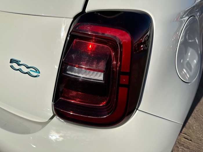 Fiat 500 Electrico 500 Icon Hb 320km 85 kW (118 CV) Vehículo usado en Madrid Fiat 500 Electrico 500 Icon Hb 320km 85 kW (118 CV) Vehículo usado en Madrid