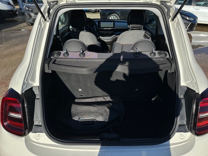 Fiat 500 Electrico 500 Icon Hb 320km 85 kW (118 CV) Vehículo usado en Madrid Fiat 500 Electrico 500 Icon Hb 320km 85 kW (118 CV) Vehículo usado en Madrid