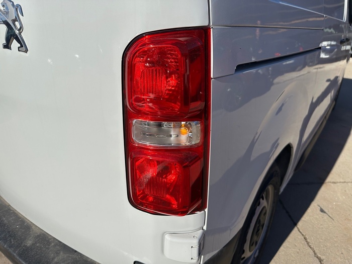 Peugeot Expert Furgon BlueHDi 120 S&S Pro Standard 88 kW (120 CV) Vehículo usado en Madrid Peugeot Expert Furgon BlueHDi 120 S&S Pro Standard 88 kW (120 CV) Vehículo usado en Madrid