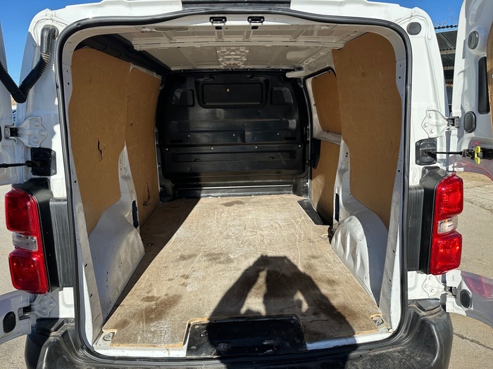 Peugeot Expert Furgon BlueHDi 120 S&S Pro Standard 88 kW (120 CV) Vehículo usado en Madrid Peugeot Expert Furgon BlueHDi 120 S&S Pro Standard 88 kW (120 CV) Vehículo usado en Madrid