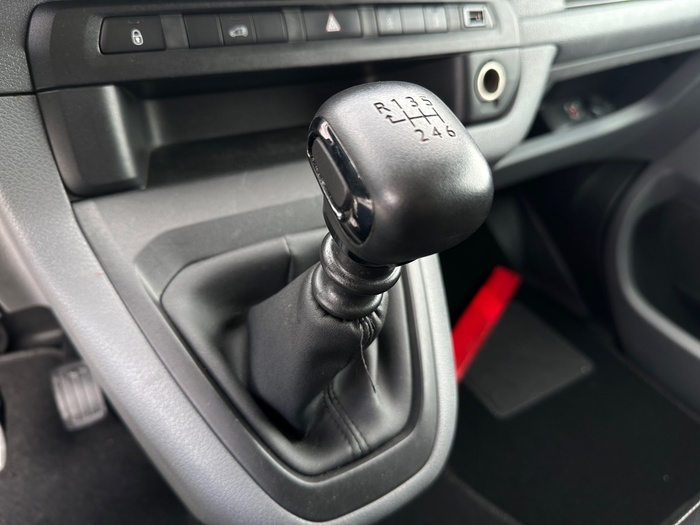 Peugeot Expert Furgon BlueHDi 120 S&S Pro Standard 88 kW (120 CV) Vehículo usado en Madrid Peugeot Expert Furgon BlueHDi 120 S&S Pro Standard 88 kW (120 CV) Vehículo usado en Madrid