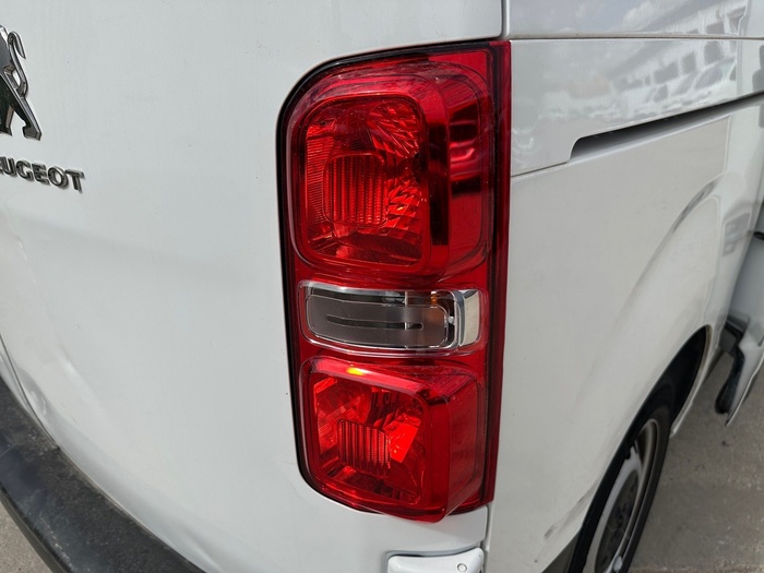 Peugeot Expert Furgon BlueHDi 120 S&S Pro Standard 88 kW (120 CV) Vehículo usado en Madrid Peugeot Expert Furgon BlueHDi 120 S&S Pro Standard 88 kW (120 CV) Vehículo usado en Madrid