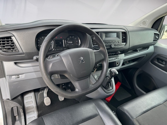 Peugeot Expert Furgon BlueHDi 120 S&S Pro Standard 88 kW (120 CV) Vehículo usado en Madrid Peugeot Expert Furgon BlueHDi 120 S&S Pro Standard 88 kW (120 CV) Vehículo usado en Madrid