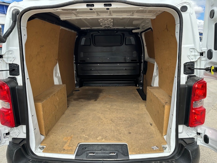 Peugeot Expert Furgon BlueHDi 120 S&S Pro Standard 88 kW (120 CV) Vehículo usado en Madrid Peugeot Expert Furgon BlueHDi 120 S&S Pro Standard 88 kW (120 CV) Vehículo usado en Madrid